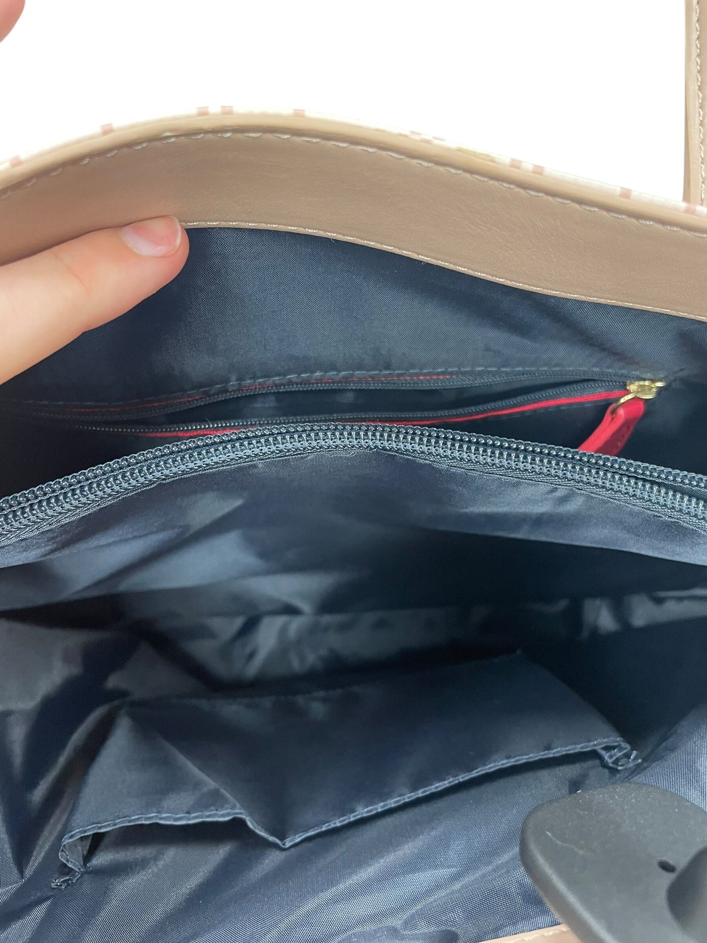 Handbag By Tommy Hilfiger Size: Medium