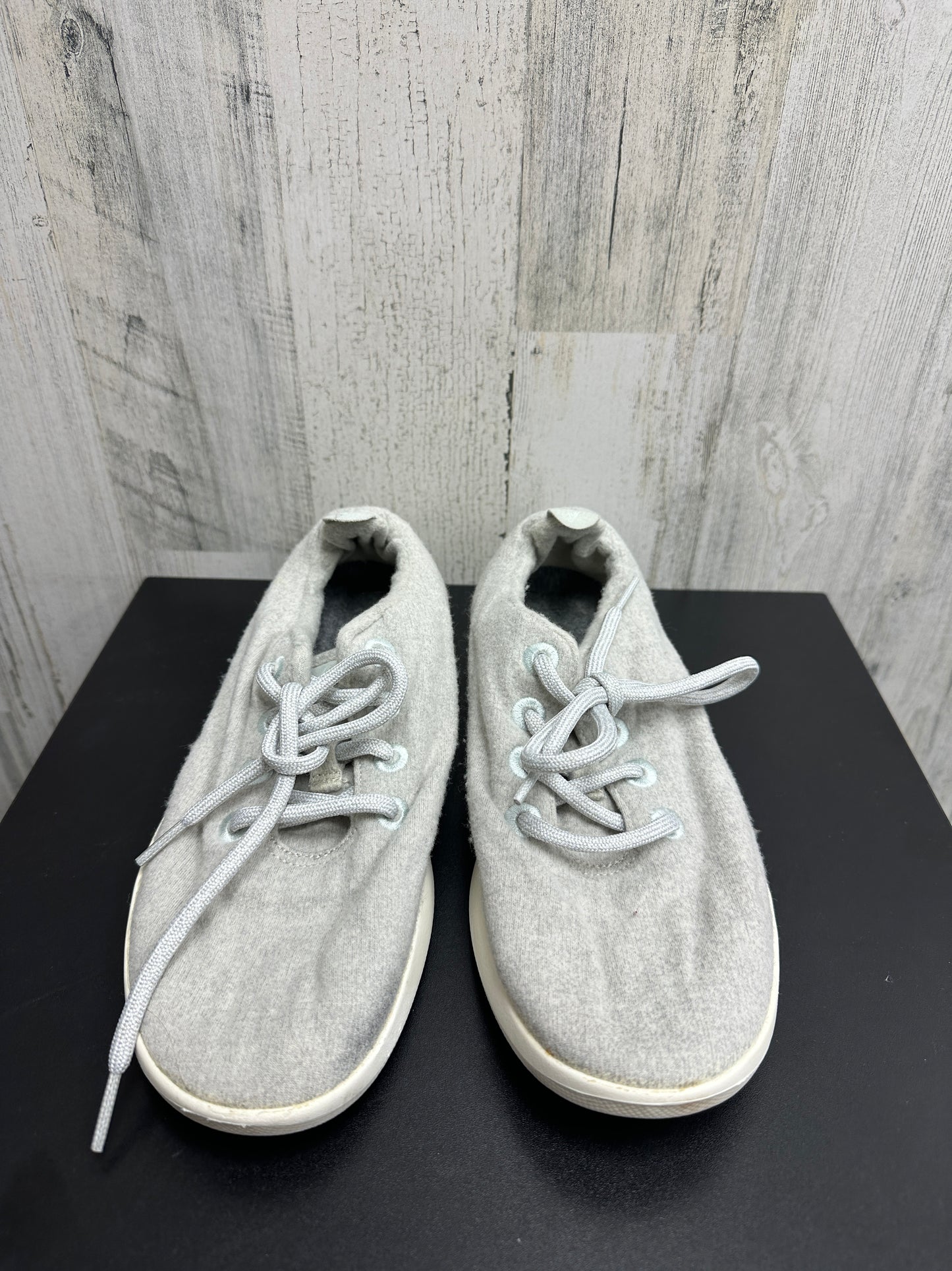 Shoes Sneakers By Clothes Mentor Size: 9