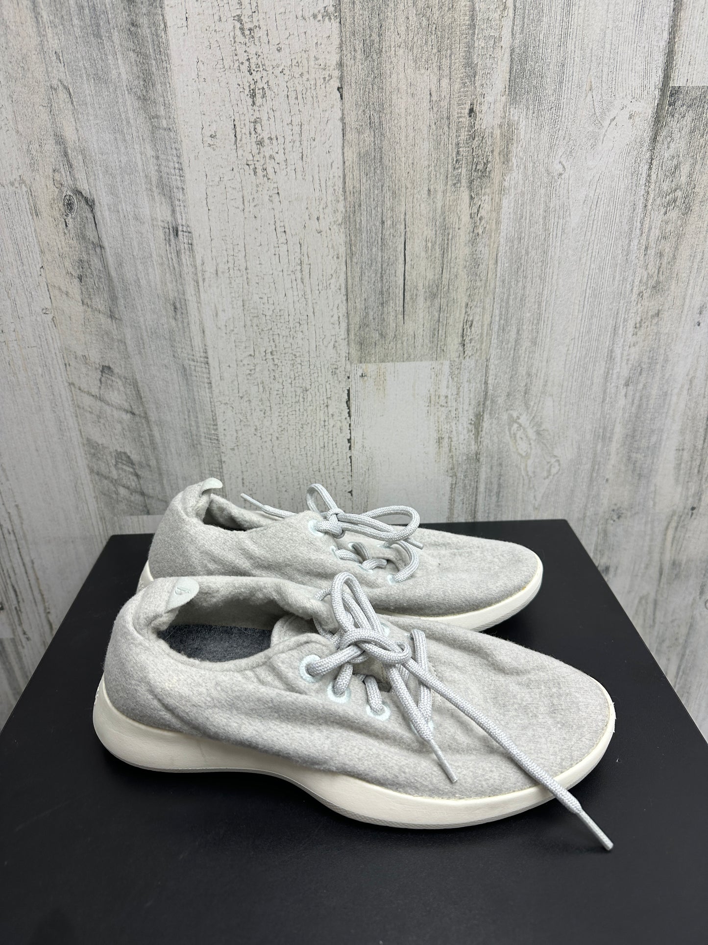 Shoes Sneakers By Clothes Mentor Size: 9