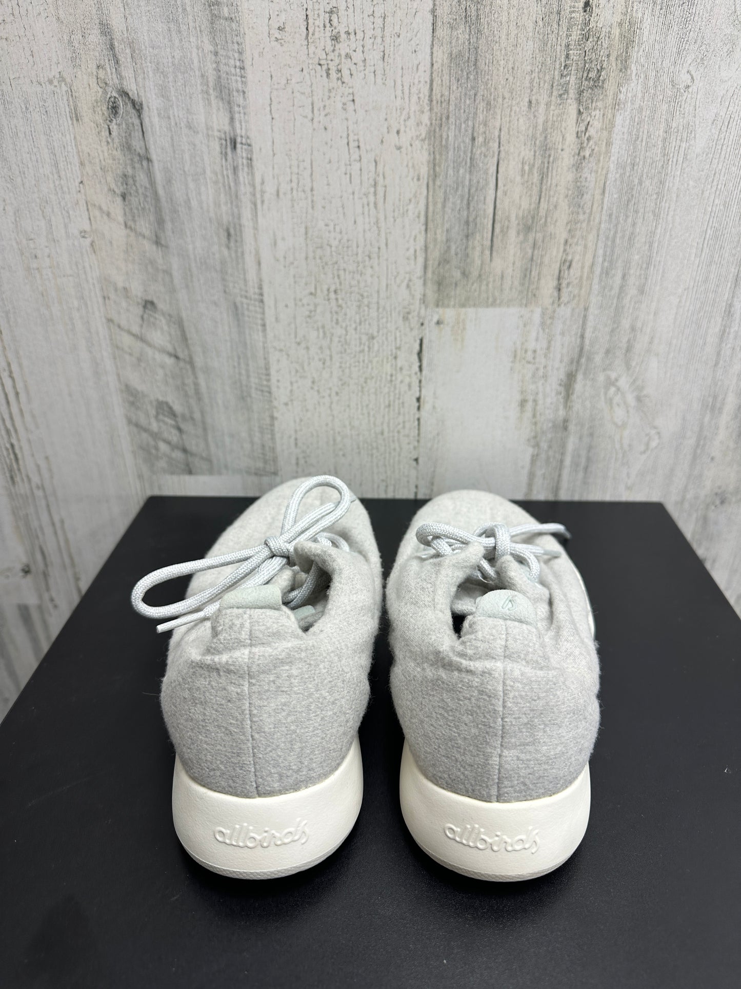 Shoes Sneakers By Clothes Mentor Size: 9