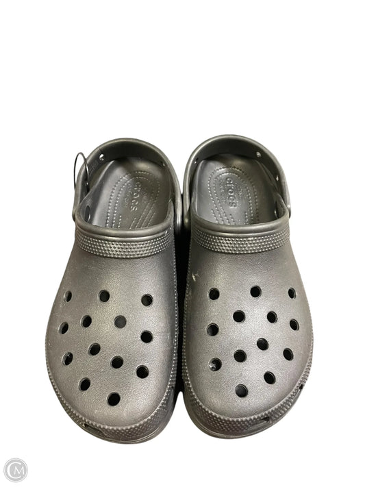 Shoes Flats By Crocs In Black, Size: 10